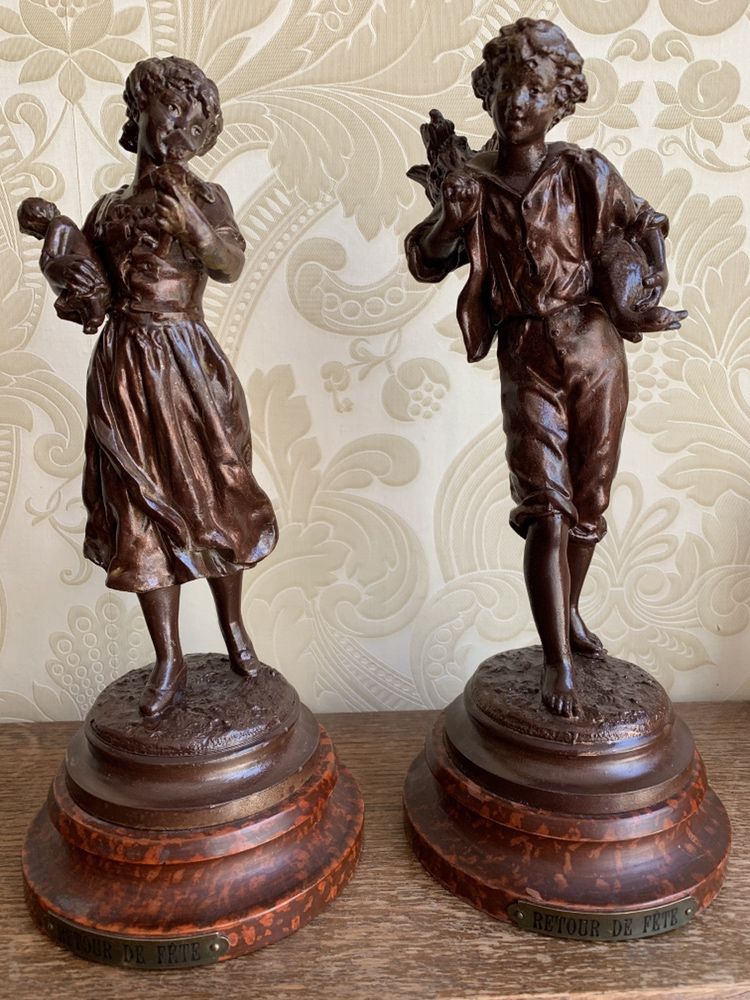Stare rzeźby z cynkalu dziewczynka i chłopczyk rzeźba figura