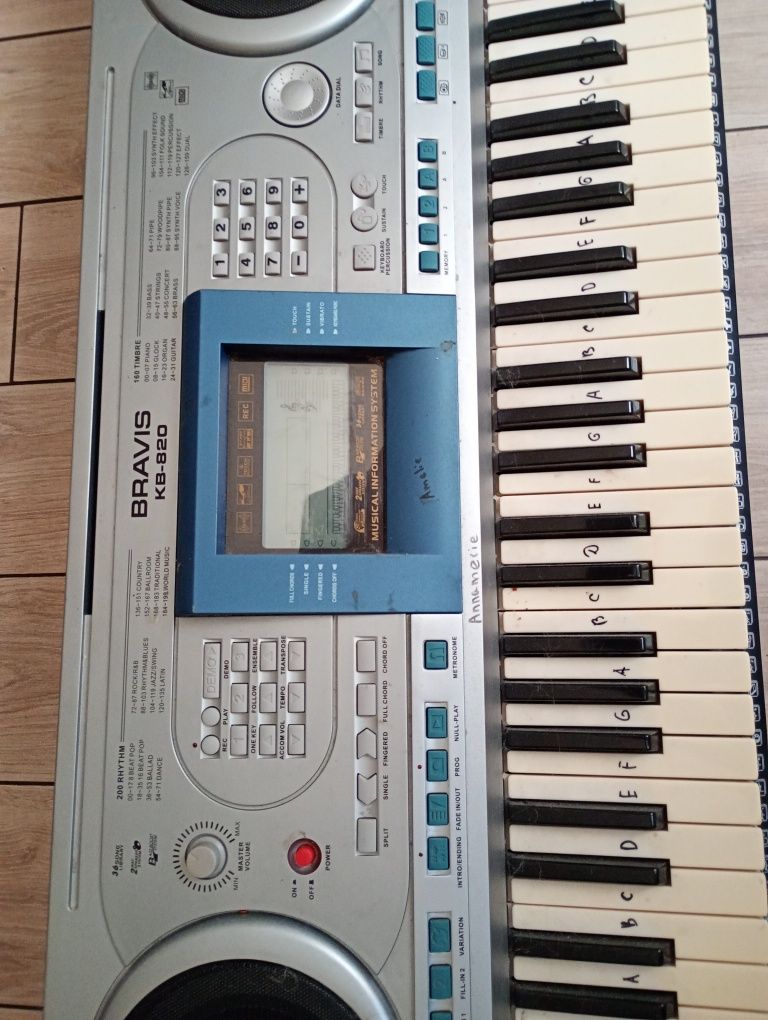 Продам Синтезатор Bravis KB-820