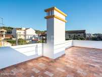 Moradia T4 renovada com varanda e terraço, em Santiago do Cacém