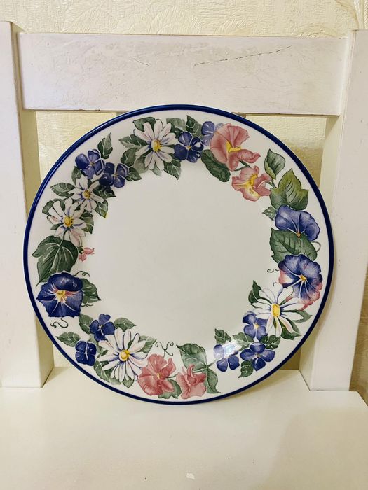 Гарні тарілочки з квітковим віночком