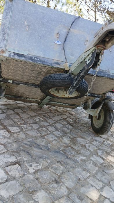 Atrelado 1.10 m de comprimento e 1.00 m de largura em muito bom estado