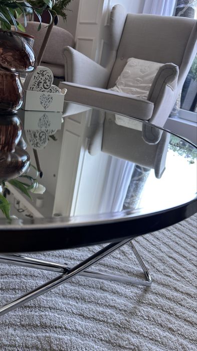 Nowoczesny stolik kawowy – srebrny z lustrzanym blatem