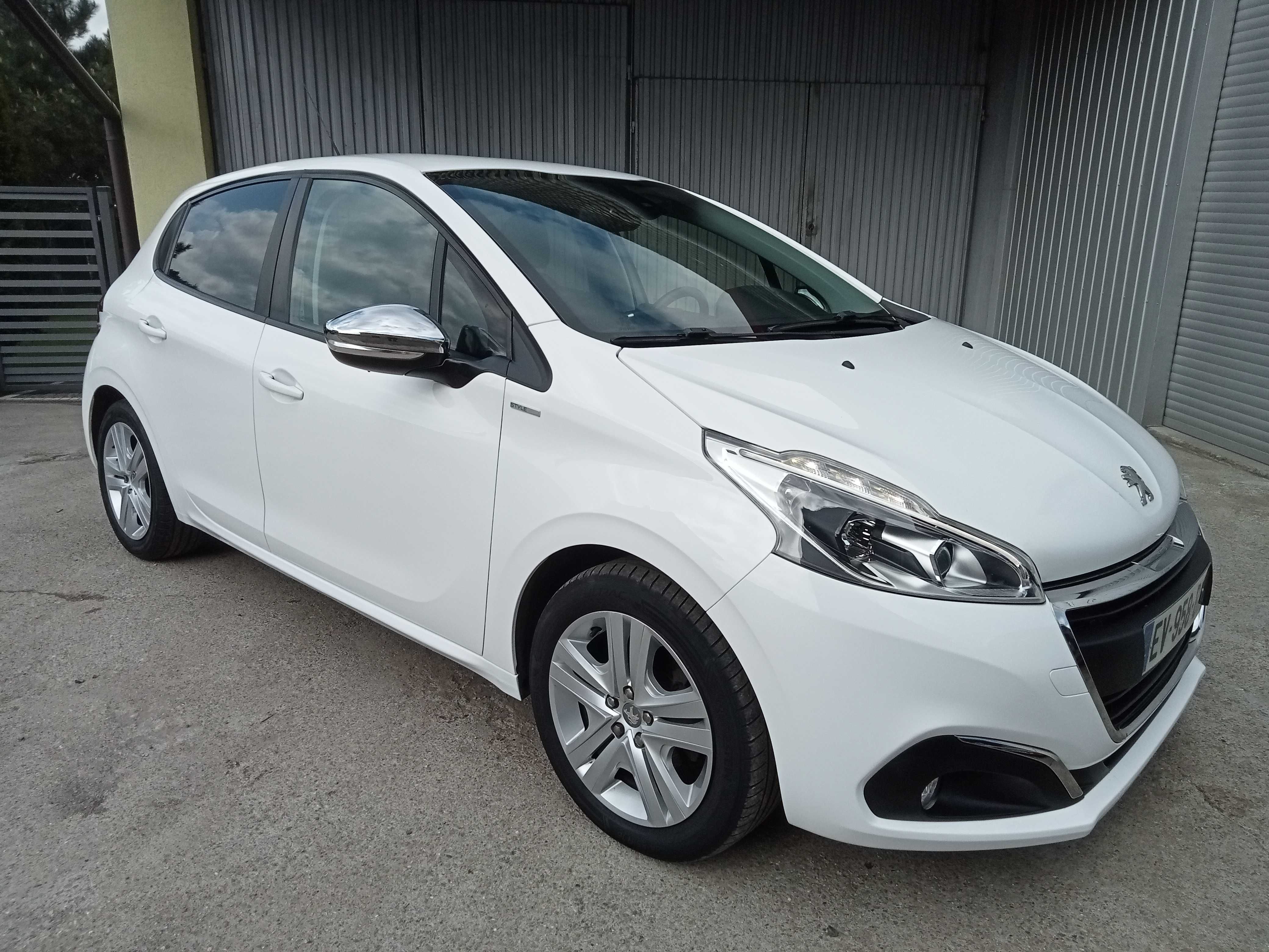 peugeot 208  1.2 82 km navi tablet