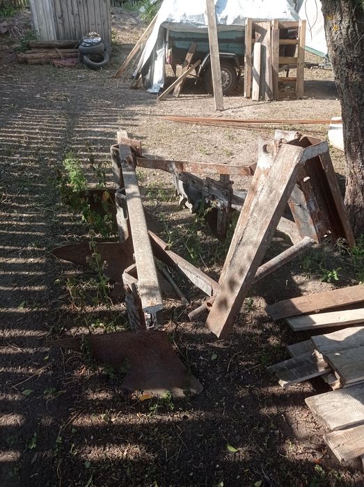 Продам плуг 3 корпусний