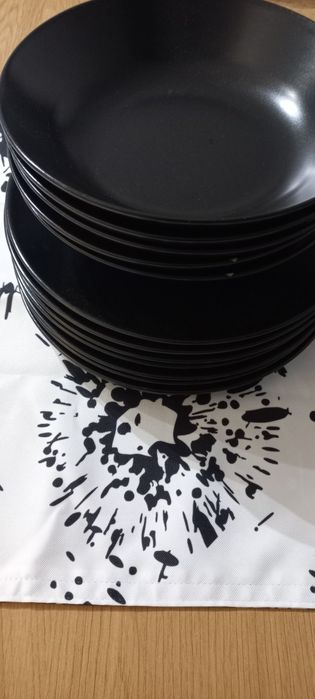 Pratos pretos + corre mesa