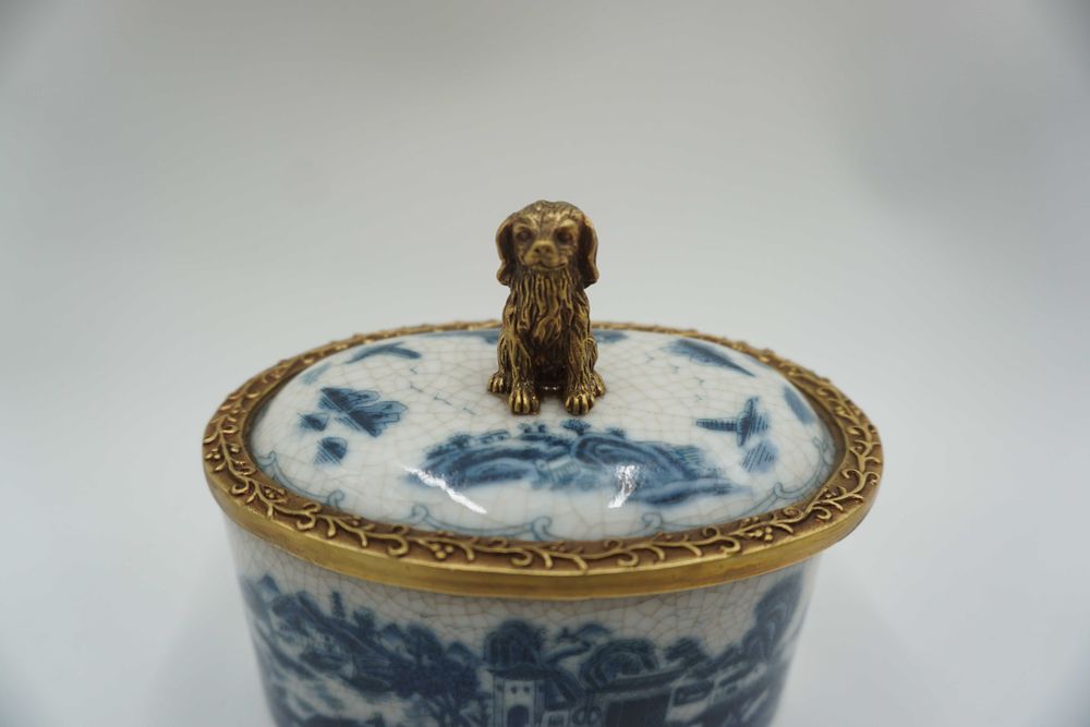 BOMBONIERA szkatułka porcelana z brązem-piesek niebieska