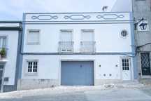 Moradia no Centro Histórico de Palmela, 2 garagens, Terraço, Sótão e m