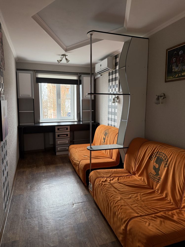 Продаеться  квартира три команты