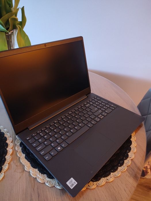 Witam sprzedam laptopa w bardzo dobrym stanie Lenovo V15-IIL