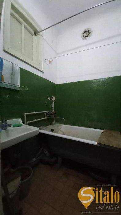 Продаж 2-х кімнт. повнометражної квартири вул. Добролюбова.