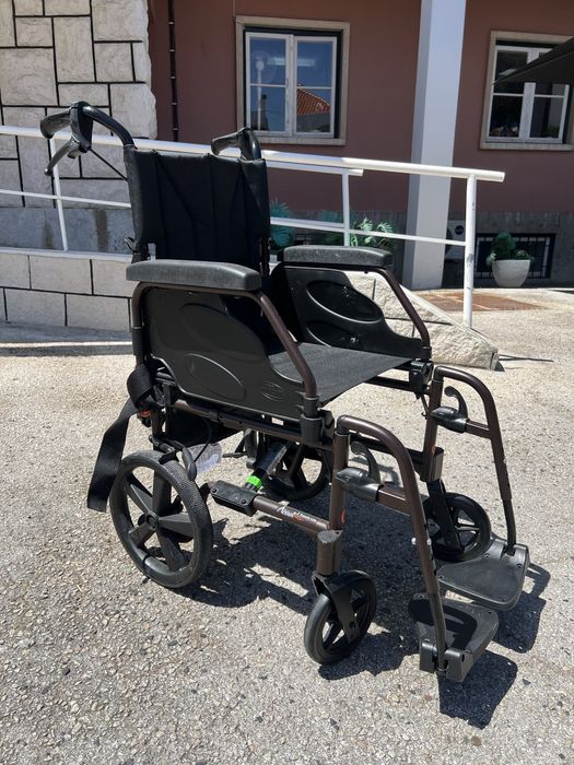 Cadeira de Rodas Dobrável Invacare Action NG Transit — Leve e Prática