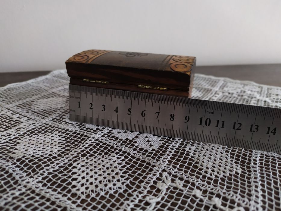 Stara malutka szkatułka w kształcie kufra