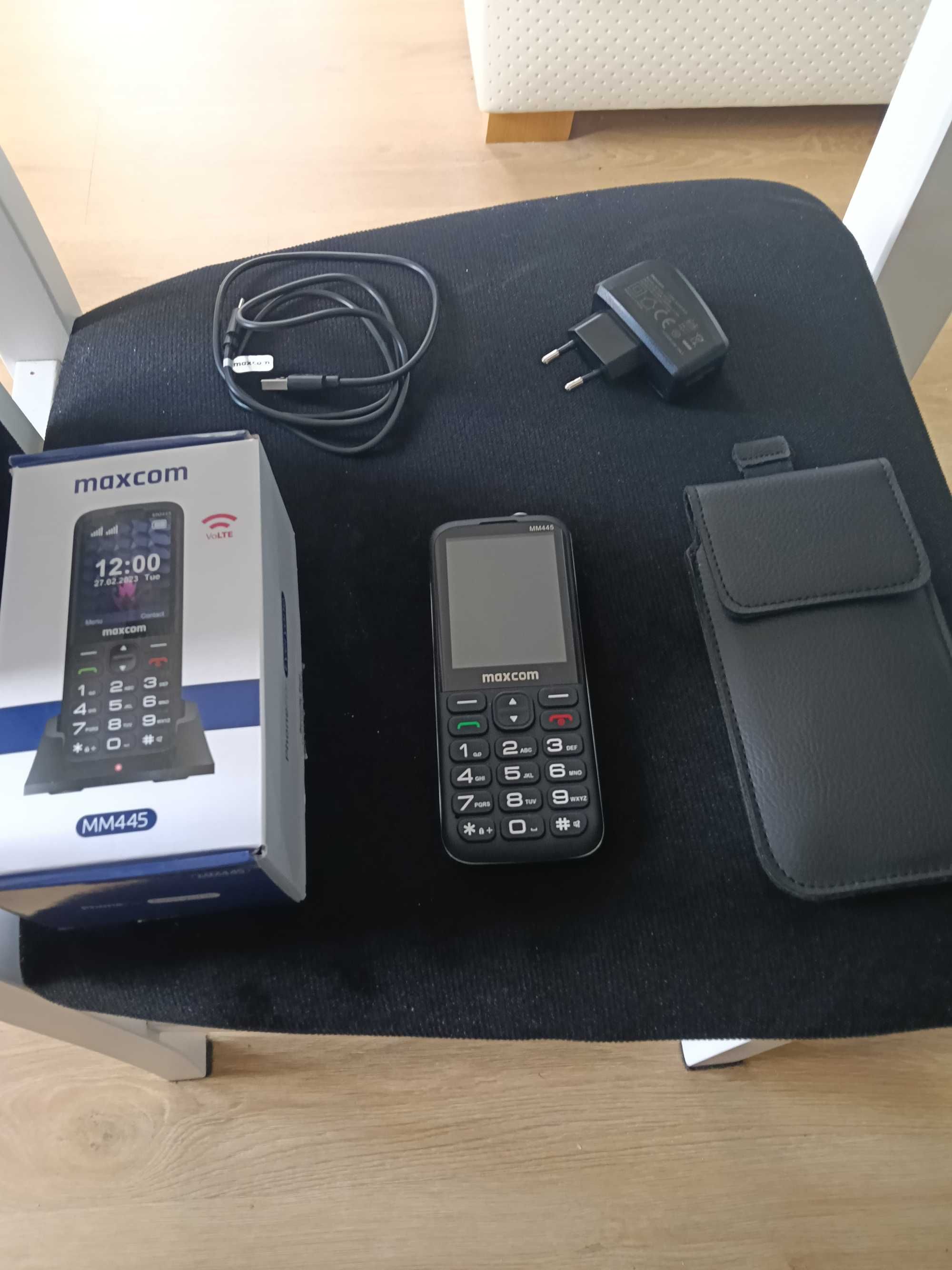 Sprzedam telefon Maxcom wraz z pokrowcem cena 260