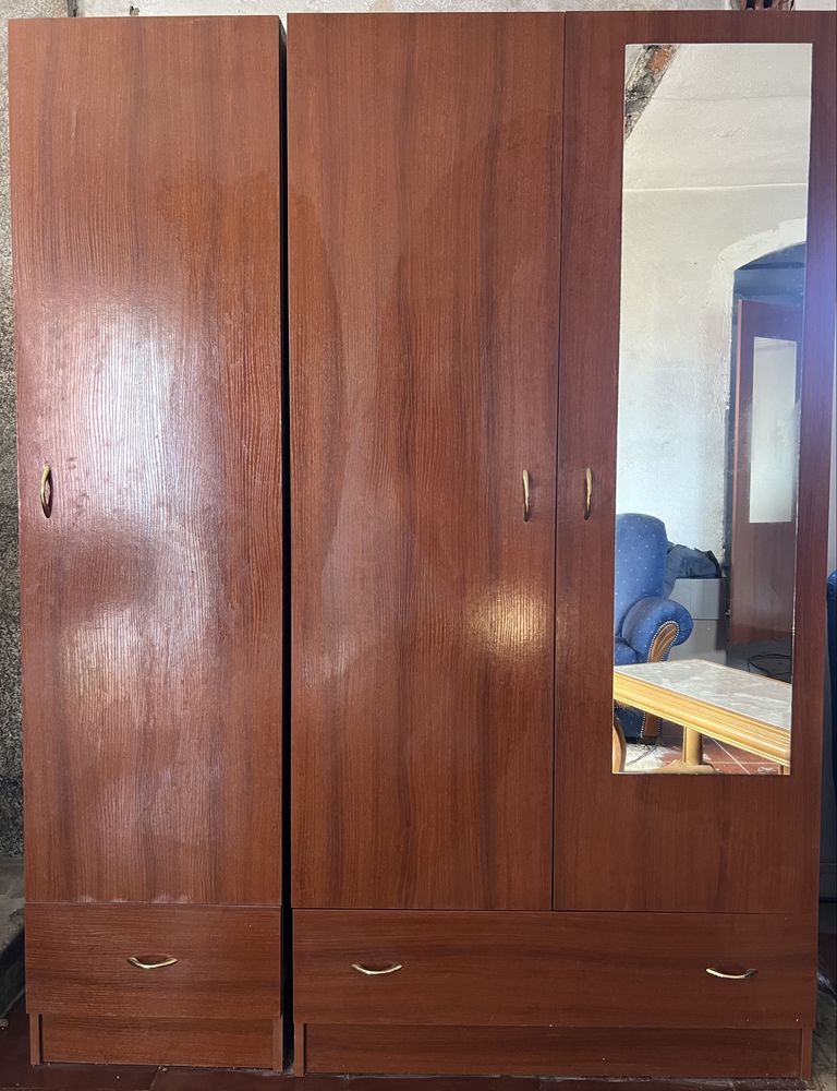 Roupeiro 3 portas com espelho em bom estado