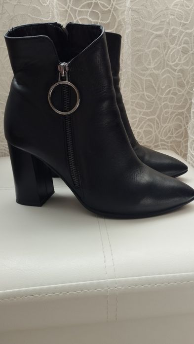 осінні шкіряні черевики на каблуку в ідеальному стані