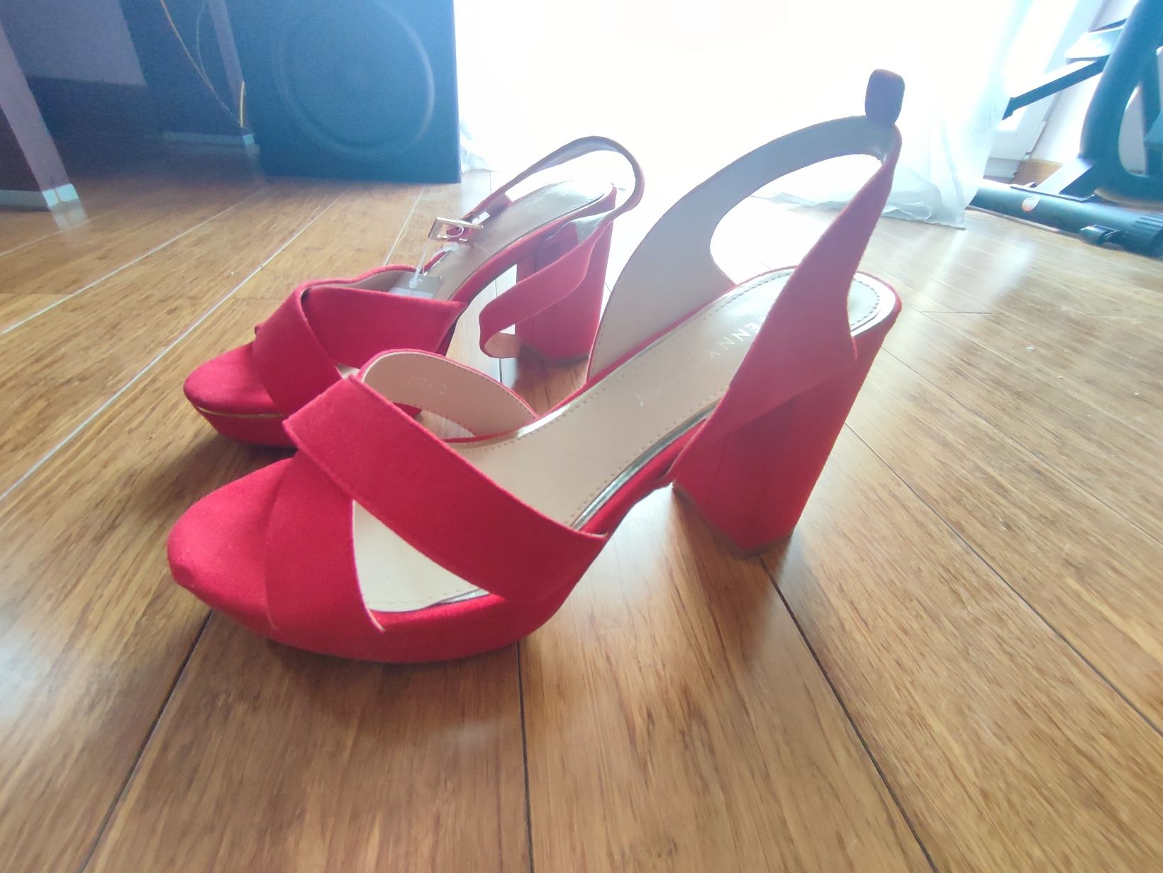 Buty czerwone na słupku