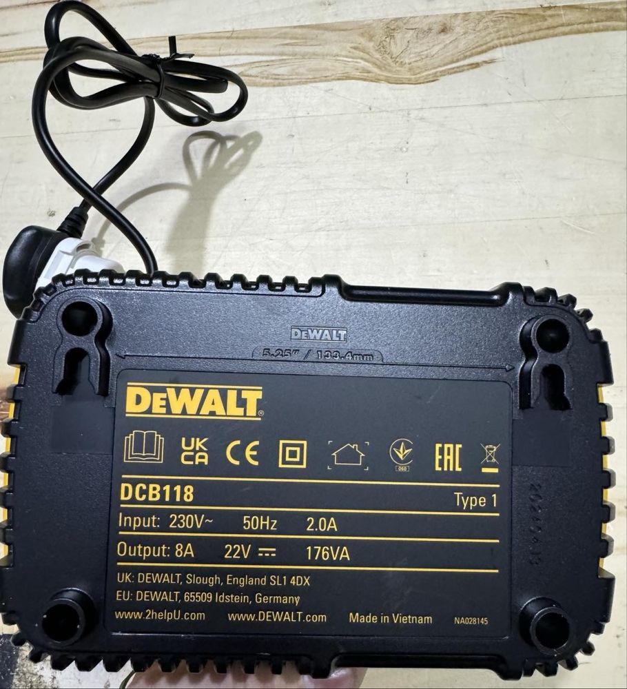 Зарядний пристрій dewalt ОРИГІНАЛ 220V нові девальт DCE1104