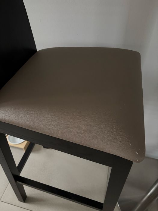 Mały stolik z hokerami