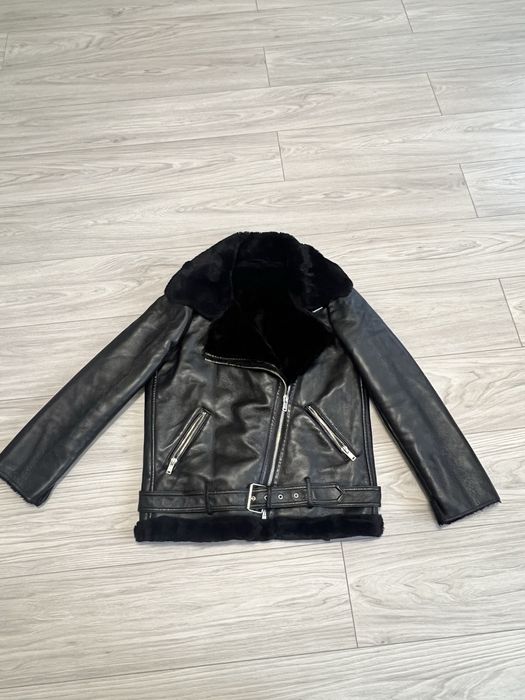 Черная дубленка.