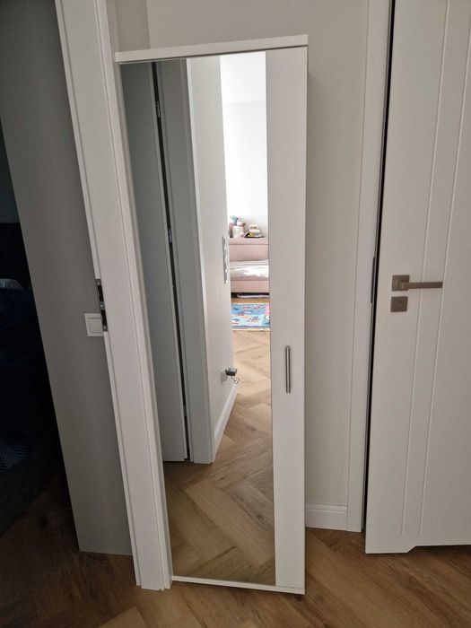 Szafa z dużym lustrem