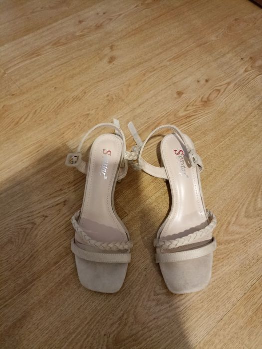 Nowe sandały na słupku beige