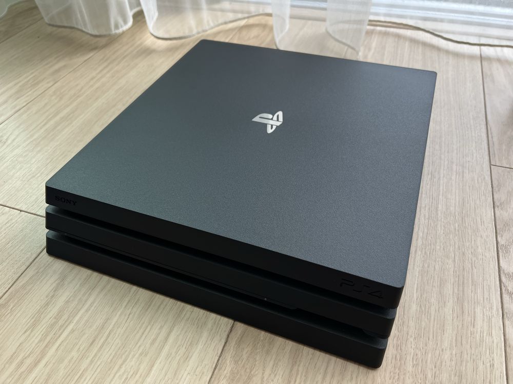 PS4 Pro CUH-7216B + 2 pady + 5 gier