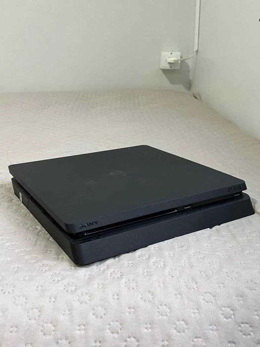 OPORTUNIDADE - PS4 Slim 500GB + 2 Comandos + Cabo Alimentação
