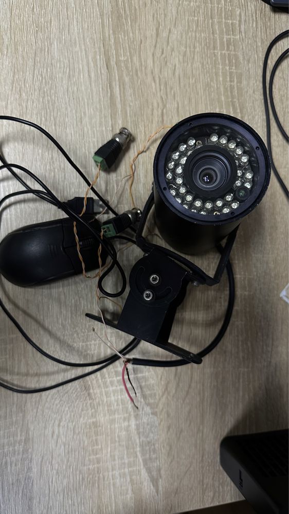 Відеорєєстратор Hikvision DS-7108HWI-SL з камерами