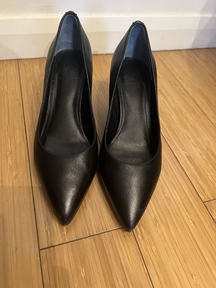 Оригінальні шкіряні туфлі Guess 35р.
