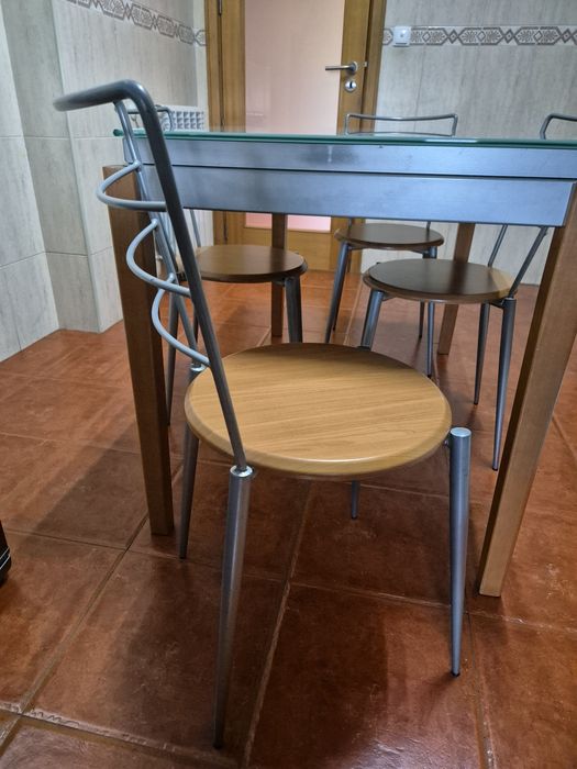 Mesa de Cozinha com 4 Cadeiras – Elegante e em Ótimo Estado