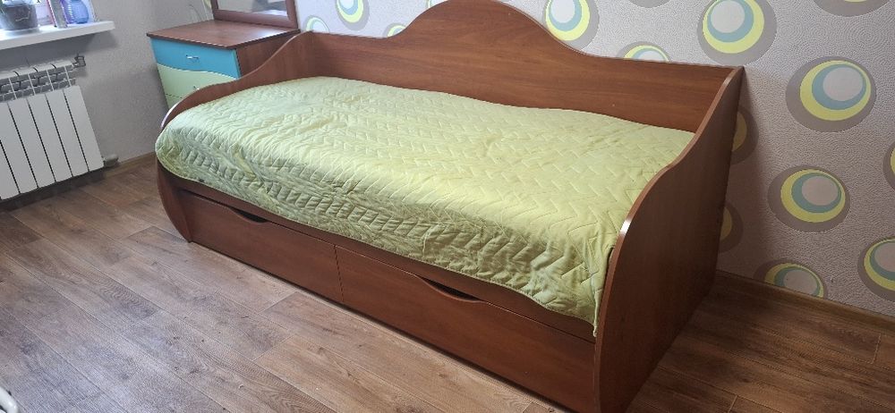 Набір меблів у дитячу кімнату + ліжко + матрац + комод + дзеркало.