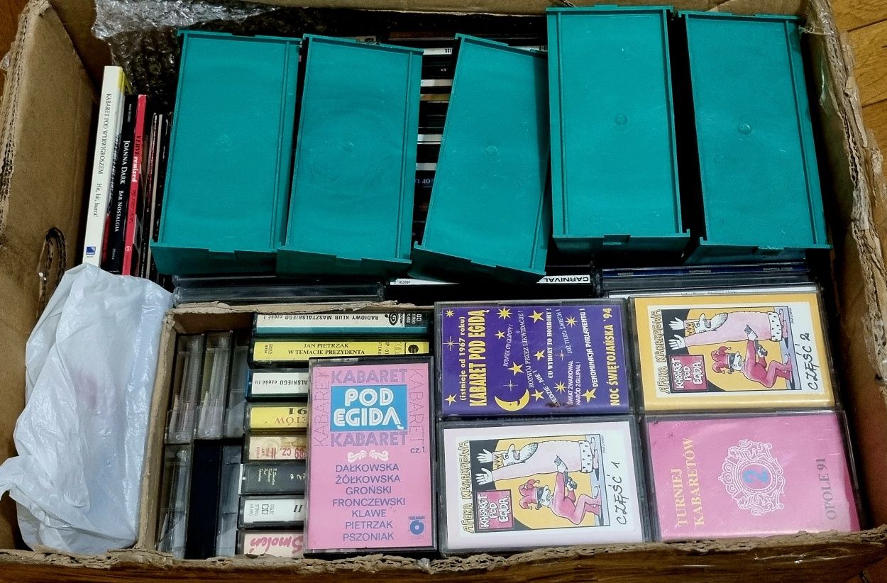 Kasety magnetofonowe i płyty CD (około 200 sztuk)
