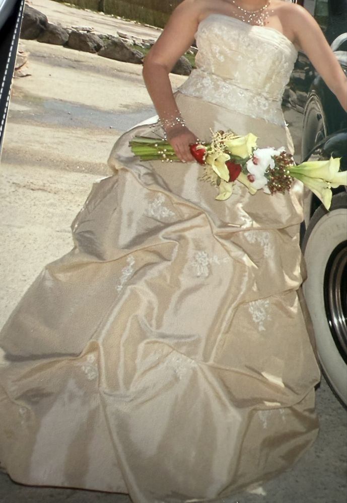 Vestido de noiva dourado suave