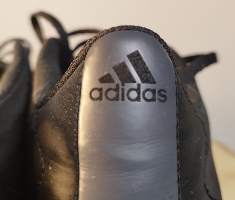 Sapatilhas Adidas em muito bom estado.
Tamanho 41 1/3.