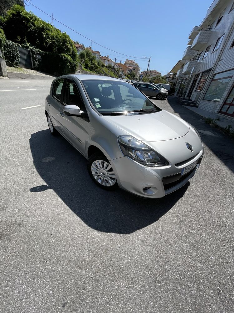 Clio a gasolina de 2010