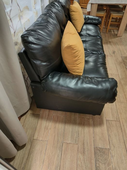 Sofá  em napa 3 lugares