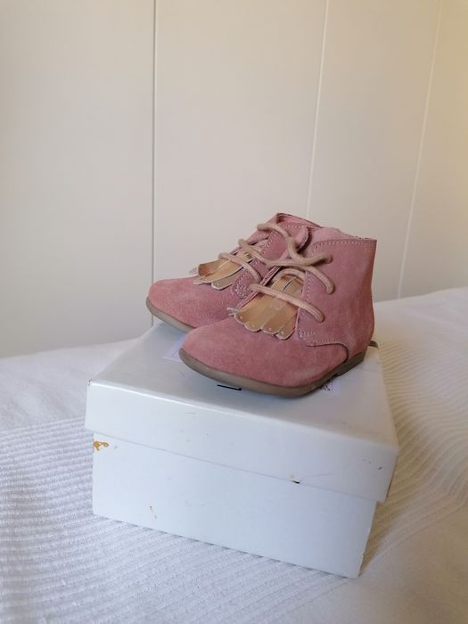 Sapatos de menina tamanho 21 nunca usados
