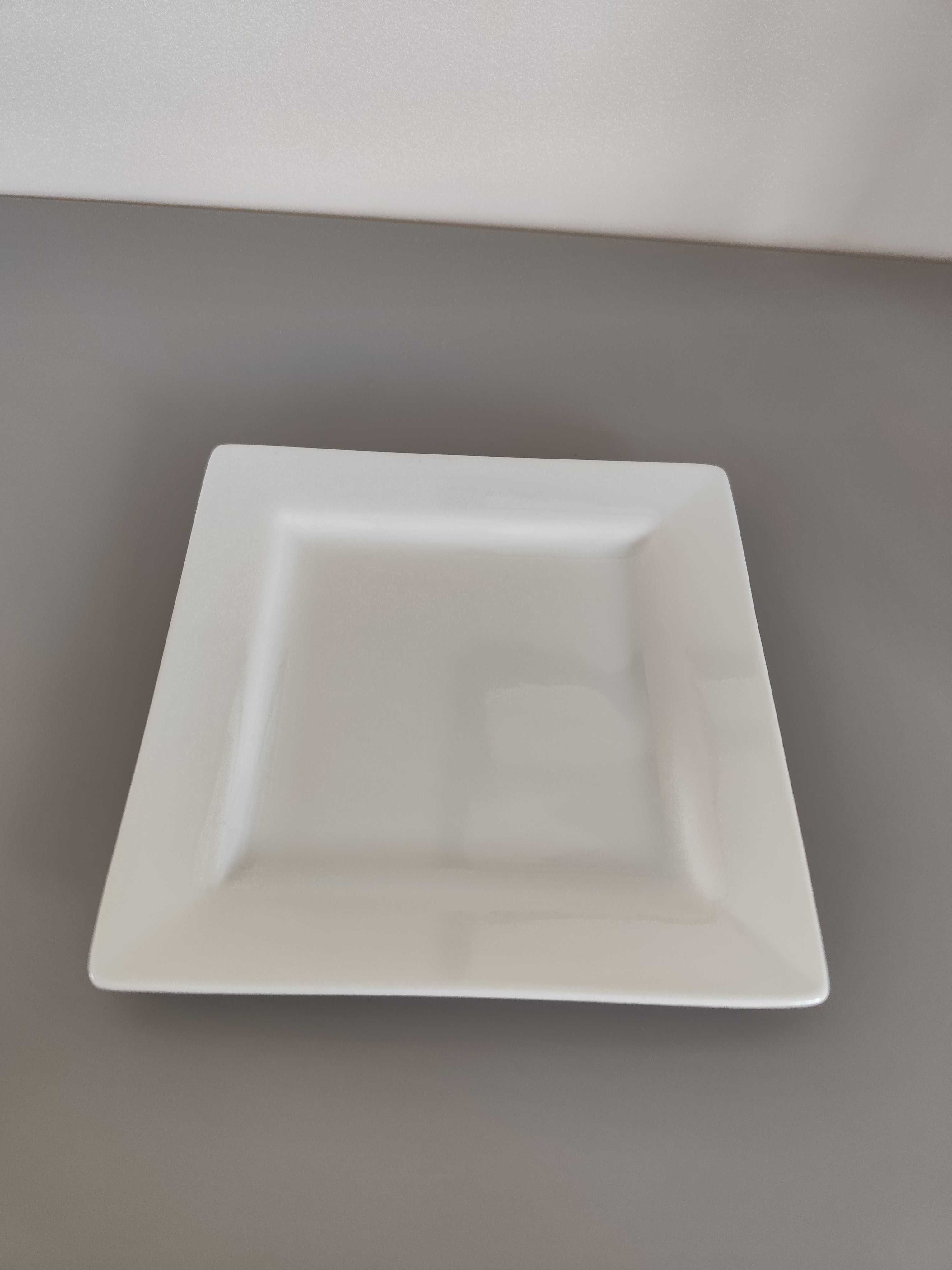 Biały kwadratowy talerz talerzyk dekoracyjny 16x16cm