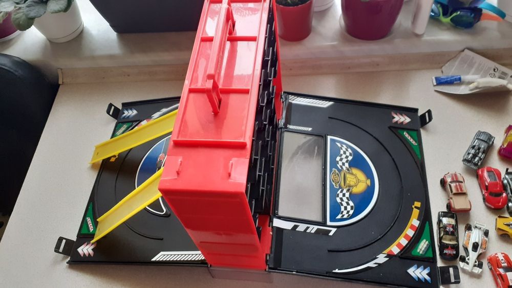 Garaż na samochodziki