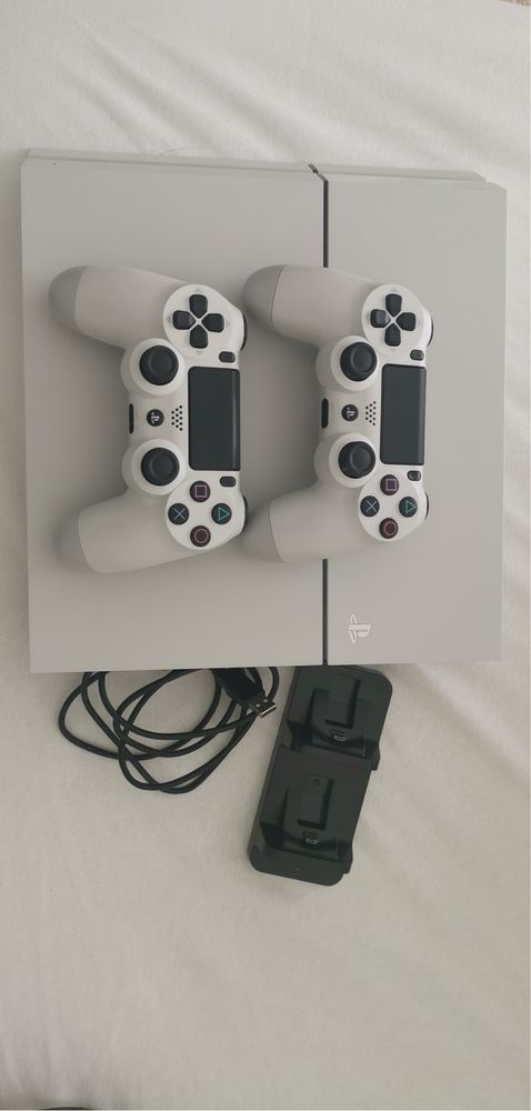 Play Station 4 Branca com dois comandos originais