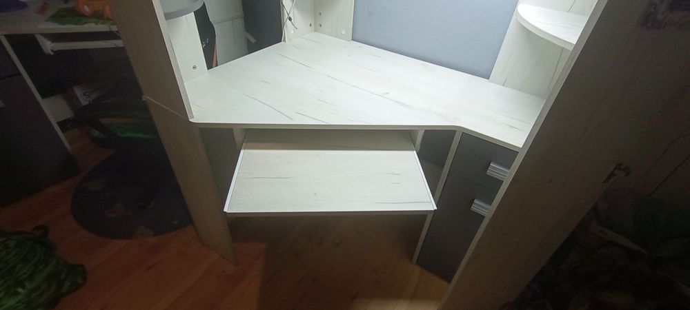 Łóżko piętrowe z biurkiem i narożną szafą