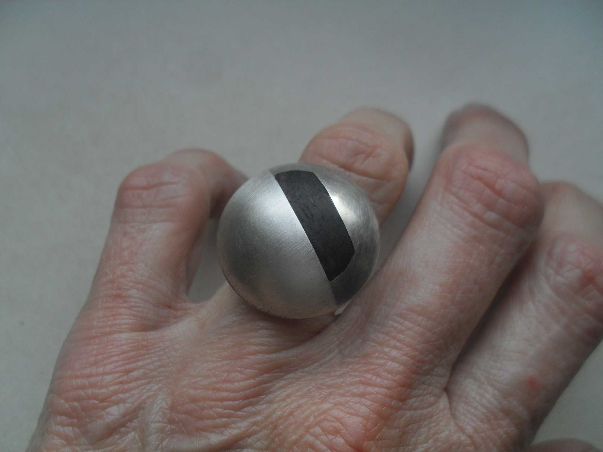 Srebrny pierścionek - duża kopuła z hebanem Cena ost