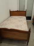 Cama com colchão e gaveta