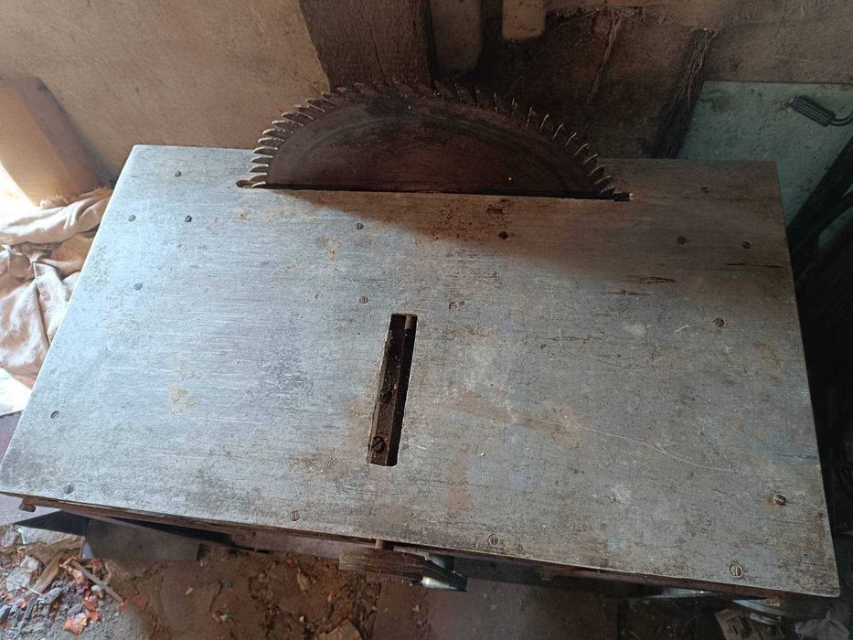 В продажу потужна циркулярна пила, фуганок.