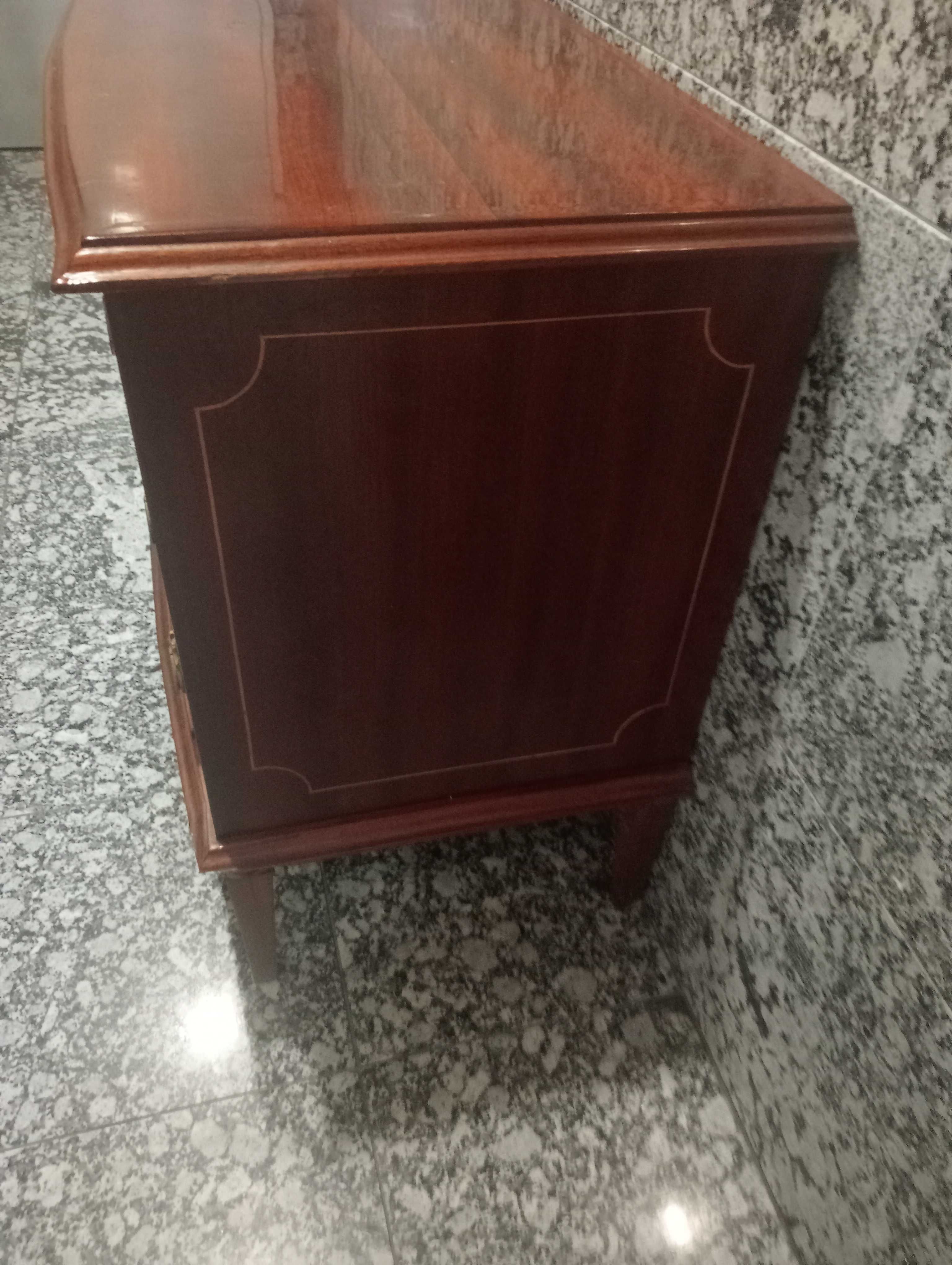 Comoda e duas mesas de cabeceira estilo D Maria