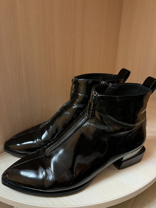 Ботінки лакові жіночі на осінь