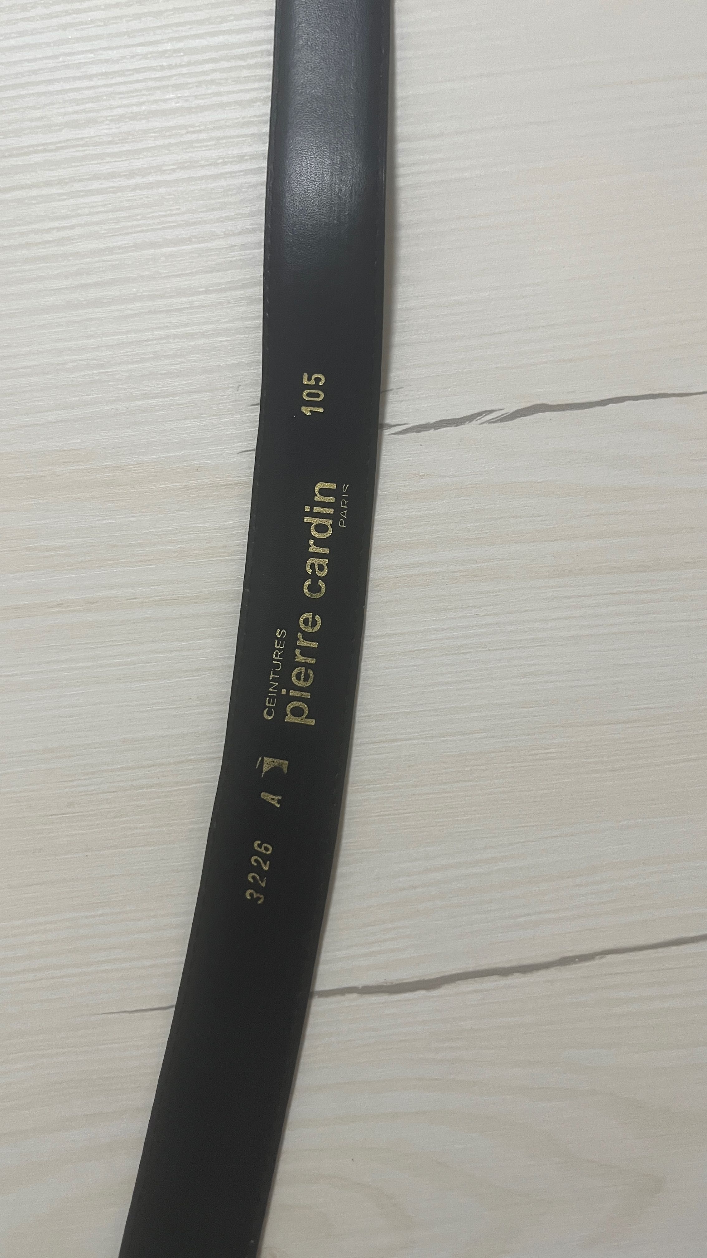 Cinto preto clássico da Pierre Cardin, com marcas de uso.