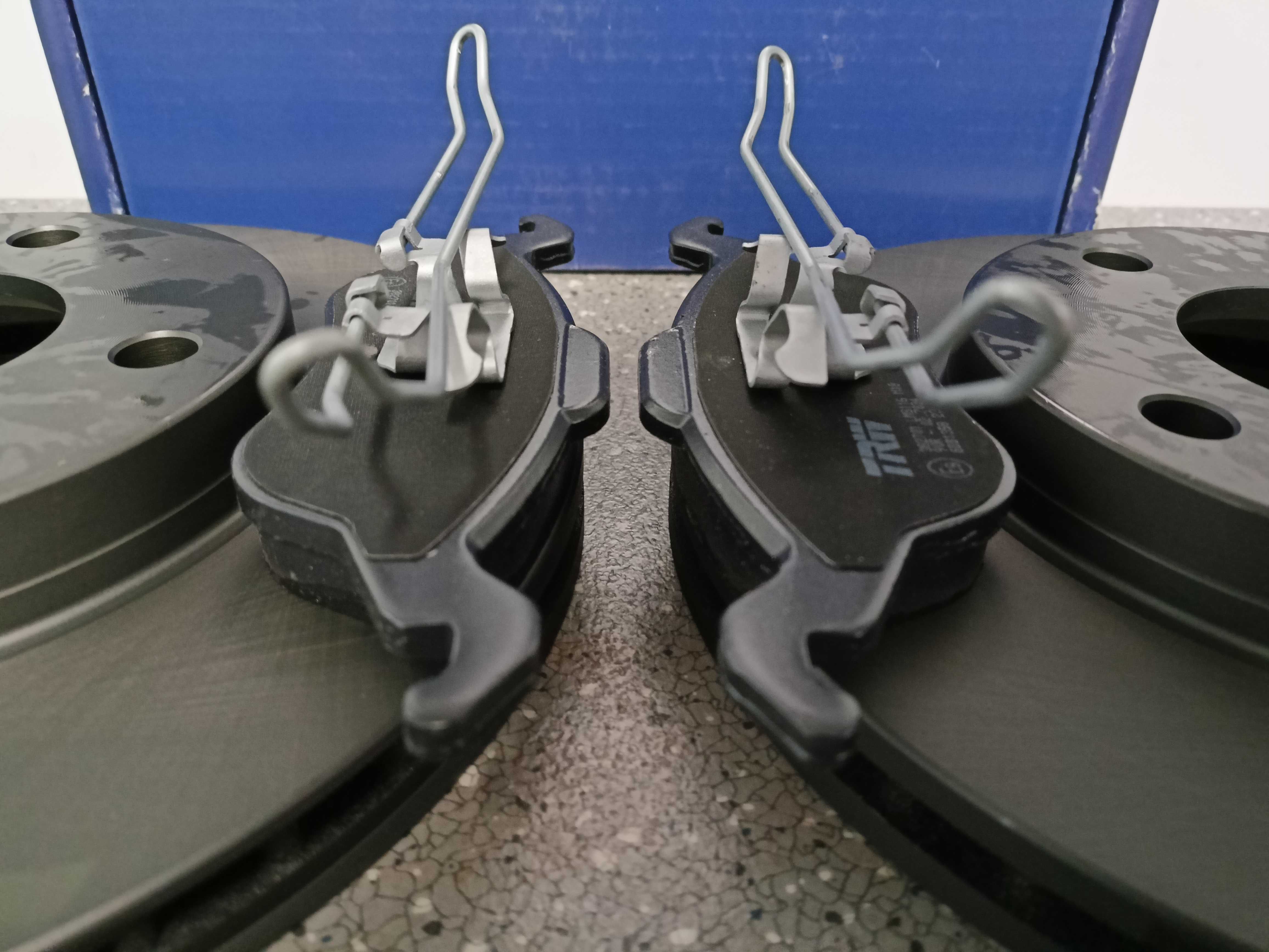 Ford Focus MK1 98-04 Tarcze hamulcowe przód+klocki kpl.>