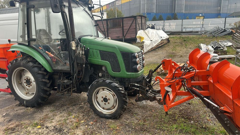 Ciągnik rolniczy pług do śniegu posypywarka soli akcja zima