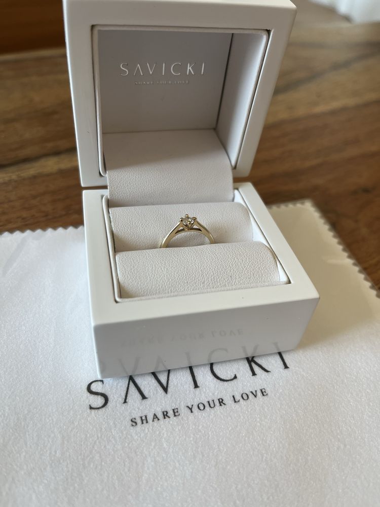 Pierscionek Savicki z diamentem